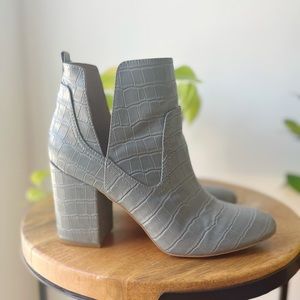 Steve Madden Gray White Imitation Alligator Crocodile Rookie Bootie Boot Sz 9